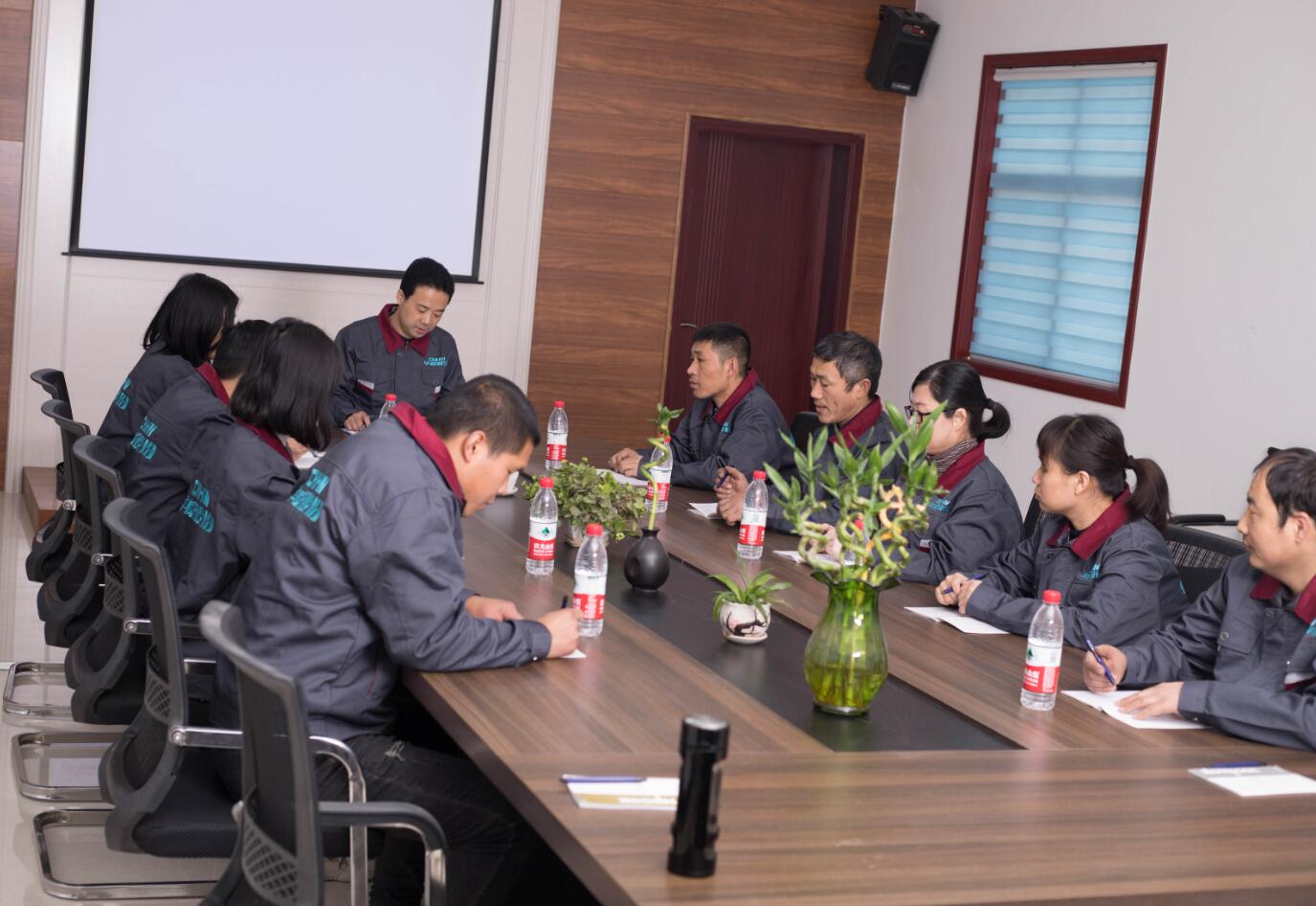 董事長(zhǎng)與技術(shù)部門就新材料研發(fā)項(xiàng)目會(huì)議 董事長(zhǎng)與技術(shù)部門就新材料研發(fā)項(xiàng)目會(huì)議